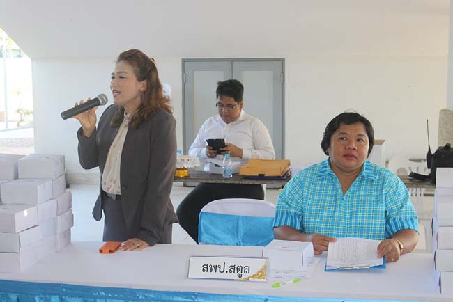มหกรรมแลกเปลี่ยนเรียนรู้โครงการยกระดับคุณภาพครูทั้งระบบโดยใช้กระบวนการสร้างระบบพี่เลี้ยง ( Coaching and Mentoring ) วันศุกร์ที่ 11 ตุลาคม 2556 ณ มหาวิทยาลัยทักษิณ วิทยาเขตสงขลา ภาพที่ 107