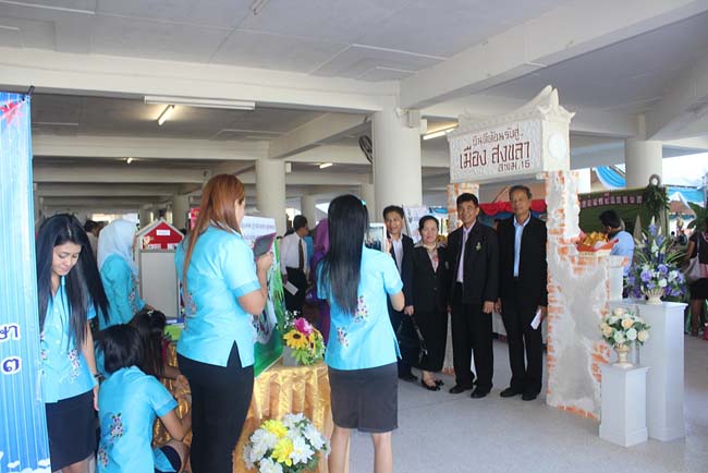 มหกรรมแลกเปลี่ยนเรียนรู้โครงการยกระดับคุณภาพครูทั้งระบบโดยใช้กระบวนการสร้างระบบพี่เลี้ยง ( Coaching and Mentoring ) วันศุกร์ที่ 11 ตุลาคม 2556 ณ มหาวิทยาลัยทักษิณ วิทยาเขตสงขลา ภาพที่ 110