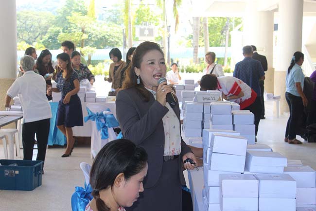 มหกรรมแลกเปลี่ยนเรียนรู้โครงการยกระดับคุณภาพครูทั้งระบบโดยใช้กระบวนการสร้างระบบพี่เลี้ยง ( Coaching and Mentoring ) วันศุกร์ที่ 11 ตุลาคม 2556 ณ มหาวิทยาลัยทักษิณ วิทยาเขตสงขลา ภาพที่ 115