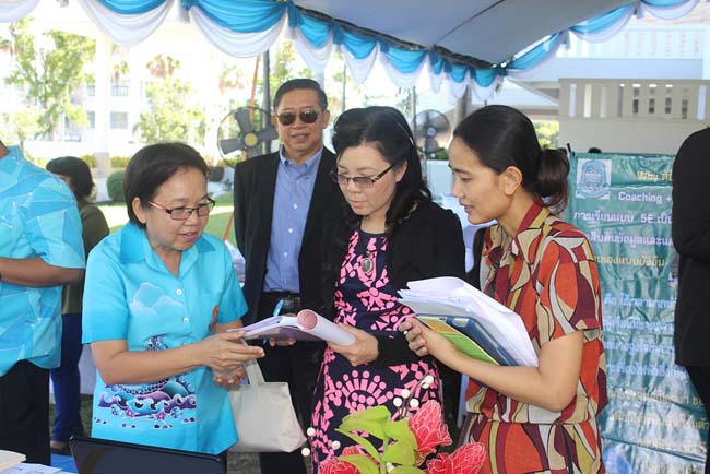 มหกรรมแลกเปลี่ยนเรียนรู้โครงการยกระดับคุณภาพครูทั้งระบบโดยใช้กระบวนการสร้างระบบพี่เลี้ยง ( Coaching and Mentoring ) วันศุกร์ที่ 11 ตุลาคม 2556 ณ มหาวิทยาลัยทักษิณ วิทยาเขตสงขลา ภาพที่ 133