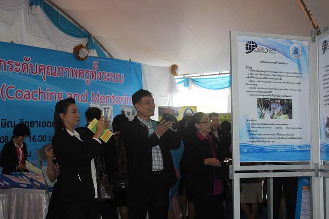 มหกรรมแลกเปลี่ยนเรียนรู้โครงการยกระดับคุณภาพครูทั้งระบบโดยใช้กระบวนการสร้างระบบพี่เลี้ยง ( Coaching and Mentoring ) วันศุกร์ที่ 11 ตุลาคม 2556 ณ มหาวิทยาลัยทักษิณ วิทยาเขตสงขลา ภาพที่ 150