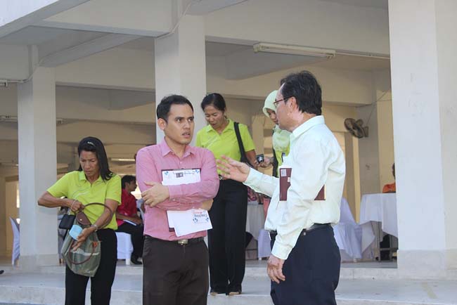 มหกรรมแลกเปลี่ยนเรียนรู้โครงการยกระดับคุณภาพครูทั้งระบบโดยใช้กระบวนการสร้างระบบพี่เลี้ยง ( Coaching and Mentoring ) วันศุกร์ที่ 11 ตุลาคม 2556 ณ มหาวิทยาลัยทักษิณ วิทยาเขตสงขลา ภาพที่ 155