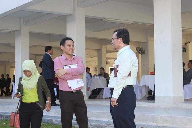 มหกรรมแลกเปลี่ยนเรียนรู้โครงการยกระดับคุณภาพครูทั้งระบบโดยใช้กระบวนการสร้างระบบพี่เลี้ยง ( Coaching and Mentoring ) วันศุกร์ที่ 11 ตุลาคม 2556 ณ มหาวิทยาลัยทักษิณ วิทยาเขตสงขลา ภาพที่ 156