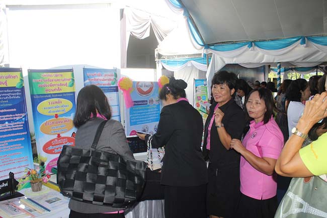 มหกรรมแลกเปลี่ยนเรียนรู้โครงการยกระดับคุณภาพครูทั้งระบบโดยใช้กระบวนการสร้างระบบพี่เลี้ยง ( Coaching and Mentoring ) วันศุกร์ที่ 11 ตุลาคม 2556 ณ มหาวิทยาลัยทักษิณ วิทยาเขตสงขลา ภาพที่ 157