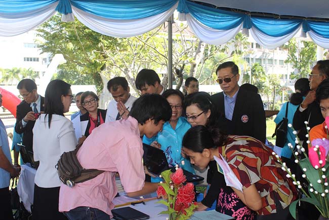 มหกรรมแลกเปลี่ยนเรียนรู้โครงการยกระดับคุณภาพครูทั้งระบบโดยใช้กระบวนการสร้างระบบพี่เลี้ยง ( Coaching and Mentoring ) วันศุกร์ที่ 11 ตุลาคม 2556 ณ มหาวิทยาลัยทักษิณ วิทยาเขตสงขลา ภาพที่ 162