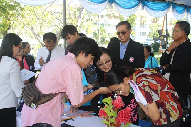 มหกรรมแลกเปลี่ยนเรียนรู้โครงการยกระดับคุณภาพครูทั้งระบบโดยใช้กระบวนการสร้างระบบพี่เลี้ยง ( Coaching and Mentoring ) วันศุกร์ที่ 11 ตุลาคม 2556 ณ มหาวิทยาลัยทักษิณ วิทยาเขตสงขลา ภาพที่ 164