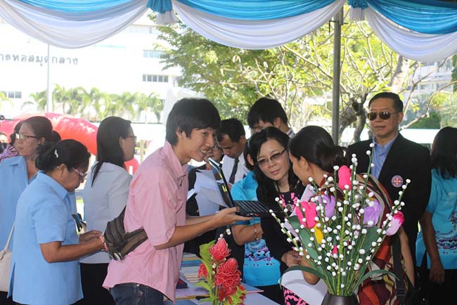 มหกรรมแลกเปลี่ยนเรียนรู้โครงการยกระดับคุณภาพครูทั้งระบบโดยใช้กระบวนการสร้างระบบพี่เลี้ยง ( Coaching and Mentoring ) วันศุกร์ที่ 11 ตุลาคม 2556 ณ มหาวิทยาลัยทักษิณ วิทยาเขตสงขลา ภาพที่ 165