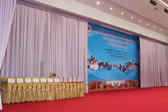 มหกรรมแลกเปลี่ยนเรียนรู้โครงการยกระดับคุณภาพครูทั้งระบบโดยใช้กระบวนการสร้างระบบพี่เลี้ยง ( Coaching and Mentoring ) วันศุกร์ที่ 11 ตุลาคม 2556 ณ มหาวิทยาลัยทักษิณ วิทยาเขตสงขลา ภาพที่ 173
