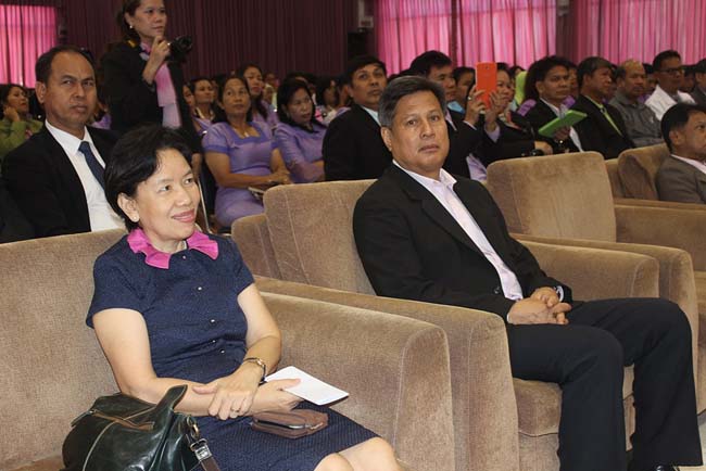 มหกรรมแลกเปลี่ยนเรียนรู้โครงการยกระดับคุณภาพครูทั้งระบบโดยใช้กระบวนการสร้างระบบพี่เลี้ยง ( Coaching and Mentoring ) วันศุกร์ที่ 11 ตุลาคม 2556 ณ มหาวิทยาลัยทักษิณ วิทยาเขตสงขลา ภาพที่ 192