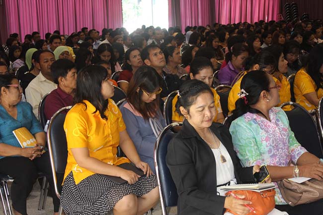 มหกรรมแลกเปลี่ยนเรียนรู้โครงการยกระดับคุณภาพครูทั้งระบบโดยใช้กระบวนการสร้างระบบพี่เลี้ยง ( Coaching and Mentoring ) วันศุกร์ที่ 11 ตุลาคม 2556 ณ มหาวิทยาลัยทักษิณ วิทยาเขตสงขลา ภาพที่ 195
