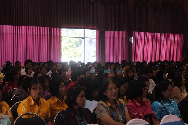 มหกรรมแลกเปลี่ยนเรียนรู้โครงการยกระดับคุณภาพครูทั้งระบบโดยใช้กระบวนการสร้างระบบพี่เลี้ยง ( Coaching and Mentoring ) วันศุกร์ที่ 11 ตุลาคม 2556 ณ มหาวิทยาลัยทักษิณ วิทยาเขตสงขลา ภาพที่ 197