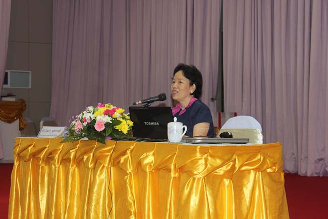 มหกรรมแลกเปลี่ยนเรียนรู้โครงการยกระดับคุณภาพครูทั้งระบบโดยใช้กระบวนการสร้างระบบพี่เลี้ยง ( Coaching and Mentoring ) วันศุกร์ที่ 11 ตุลาคม 2556 ณ มหาวิทยาลัยทักษิณ วิทยาเขตสงขลา ภาพที่ 204