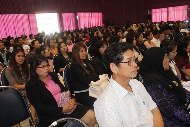 มหกรรมแลกเปลี่ยนเรียนรู้โครงการยกระดับคุณภาพครูทั้งระบบโดยใช้กระบวนการสร้างระบบพี่เลี้ยง ( Coaching and Mentoring ) วันศุกร์ที่ 11 ตุลาคม 2556 ณ มหาวิทยาลัยทักษิณ วิทยาเขตสงขลา ภาพที่ 213