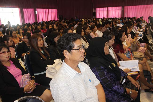 มหกรรมแลกเปลี่ยนเรียนรู้โครงการยกระดับคุณภาพครูทั้งระบบโดยใช้กระบวนการสร้างระบบพี่เลี้ยง ( Coaching and Mentoring ) วันศุกร์ที่ 11 ตุลาคม 2556 ณ มหาวิทยาลัยทักษิณ วิทยาเขตสงขลา ภาพที่ 214
