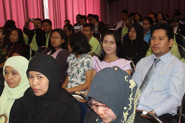 มหกรรมแลกเปลี่ยนเรียนรู้โครงการยกระดับคุณภาพครูทั้งระบบโดยใช้กระบวนการสร้างระบบพี่เลี้ยง ( Coaching and Mentoring ) วันศุกร์ที่ 11 ตุลาคม 2556 ณ มหาวิทยาลัยทักษิณ วิทยาเขตสงขลา ภาพที่ 217