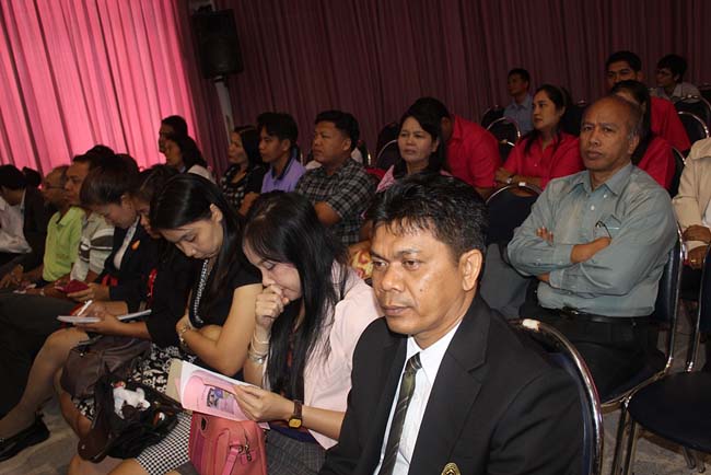 มหกรรมแลกเปลี่ยนเรียนรู้โครงการยกระดับคุณภาพครูทั้งระบบโดยใช้กระบวนการสร้างระบบพี่เลี้ยง ( Coaching and Mentoring ) วันศุกร์ที่ 11 ตุลาคม 2556 ณ มหาวิทยาลัยทักษิณ วิทยาเขตสงขลา ภาพที่ 224