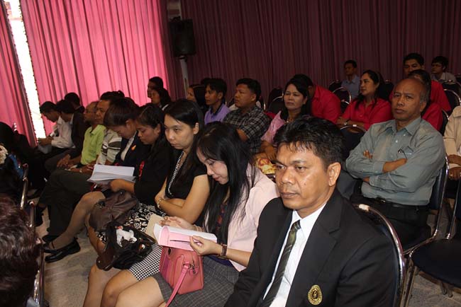 มหกรรมแลกเปลี่ยนเรียนรู้โครงการยกระดับคุณภาพครูทั้งระบบโดยใช้กระบวนการสร้างระบบพี่เลี้ยง ( Coaching and Mentoring ) วันศุกร์ที่ 11 ตุลาคม 2556 ณ มหาวิทยาลัยทักษิณ วิทยาเขตสงขลา ภาพที่ 225