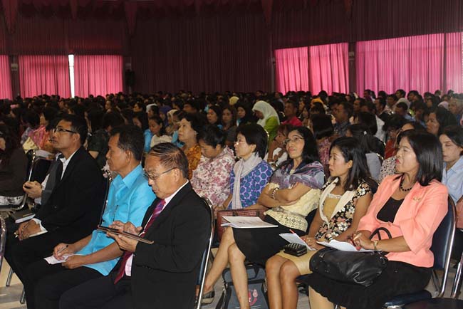 มหกรรมแลกเปลี่ยนเรียนรู้โครงการยกระดับคุณภาพครูทั้งระบบโดยใช้กระบวนการสร้างระบบพี่เลี้ยง ( Coaching and Mentoring ) วันศุกร์ที่ 11 ตุลาคม 2556 ณ มหาวิทยาลัยทักษิณ วิทยาเขตสงขลา ภาพที่ 243