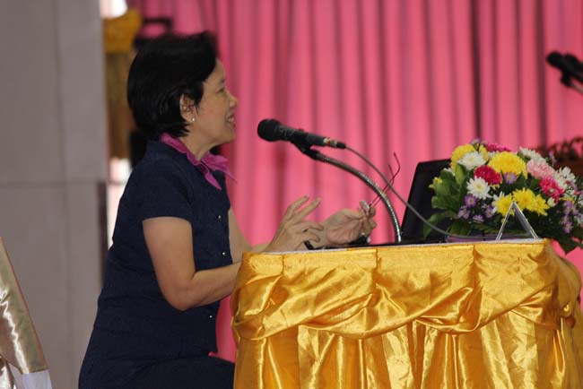 มหกรรมแลกเปลี่ยนเรียนรู้โครงการยกระดับคุณภาพครูทั้งระบบโดยใช้กระบวนการสร้างระบบพี่เลี้ยง ( Coaching and Mentoring ) วันศุกร์ที่ 11 ตุลาคม 2556 ณ มหาวิทยาลัยทักษิณ วิทยาเขตสงขลา ภาพที่ 246