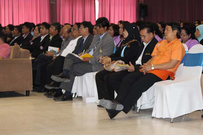 มหกรรมแลกเปลี่ยนเรียนรู้โครงการยกระดับคุณภาพครูทั้งระบบโดยใช้กระบวนการสร้างระบบพี่เลี้ยง ( Coaching and Mentoring ) วันศุกร์ที่ 11 ตุลาคม 2556 ณ มหาวิทยาลัยทักษิณ วิทยาเขตสงขลา ภาพที่ 247