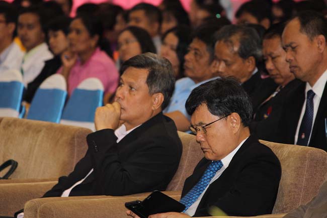 มหกรรมแลกเปลี่ยนเรียนรู้โครงการยกระดับคุณภาพครูทั้งระบบโดยใช้กระบวนการสร้างระบบพี่เลี้ยง ( Coaching and Mentoring ) วันศุกร์ที่ 11 ตุลาคม 2556 ณ มหาวิทยาลัยทักษิณ วิทยาเขตสงขลา ภาพที่ 250