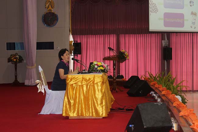 มหกรรมแลกเปลี่ยนเรียนรู้โครงการยกระดับคุณภาพครูทั้งระบบโดยใช้กระบวนการสร้างระบบพี่เลี้ยง ( Coaching and Mentoring ) วันศุกร์ที่ 11 ตุลาคม 2556 ณ มหาวิทยาลัยทักษิณ วิทยาเขตสงขลา ภาพที่ 261