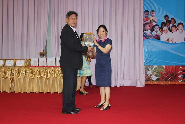 มหกรรมแลกเปลี่ยนเรียนรู้โครงการยกระดับคุณภาพครูทั้งระบบโดยใช้กระบวนการสร้างระบบพี่เลี้ยง ( Coaching and Mentoring ) วันศุกร์ที่ 11 ตุลาคม 2556 ณ มหาวิทยาลัยทักษิณ วิทยาเขตสงขลา ภาพที่ 262