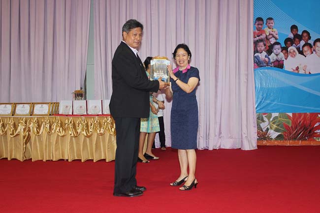 มหกรรมแลกเปลี่ยนเรียนรู้โครงการยกระดับคุณภาพครูทั้งระบบโดยใช้กระบวนการสร้างระบบพี่เลี้ยง ( Coaching and Mentoring ) วันศุกร์ที่ 11 ตุลาคม 2556 ณ มหาวิทยาลัยทักษิณ วิทยาเขตสงขลา ภาพที่ 263
