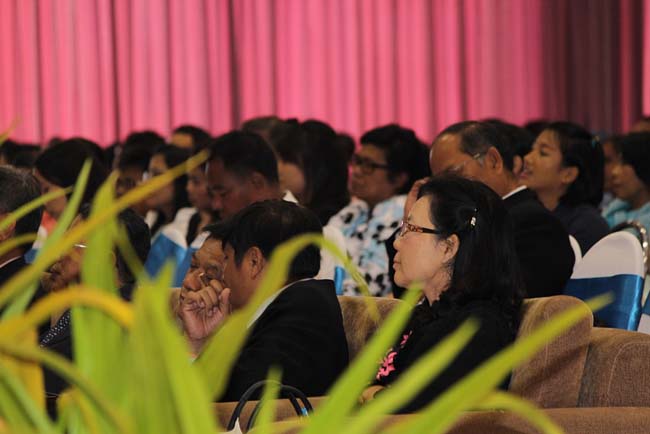 มหกรรมแลกเปลี่ยนเรียนรู้โครงการยกระดับคุณภาพครูทั้งระบบโดยใช้กระบวนการสร้างระบบพี่เลี้ยง ( Coaching and Mentoring ) วันศุกร์ที่ 11 ตุลาคม 2556 ณ มหาวิทยาลัยทักษิณ วิทยาเขตสงขลา ภาพที่ 270