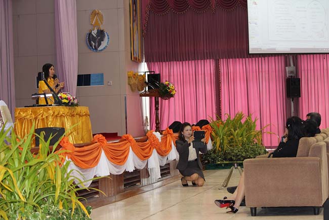 มหกรรมแลกเปลี่ยนเรียนรู้โครงการยกระดับคุณภาพครูทั้งระบบโดยใช้กระบวนการสร้างระบบพี่เลี้ยง ( Coaching and Mentoring ) วันศุกร์ที่ 11 ตุลาคม 2556 ณ มหาวิทยาลัยทักษิณ วิทยาเขตสงขลา ภาพที่ 273