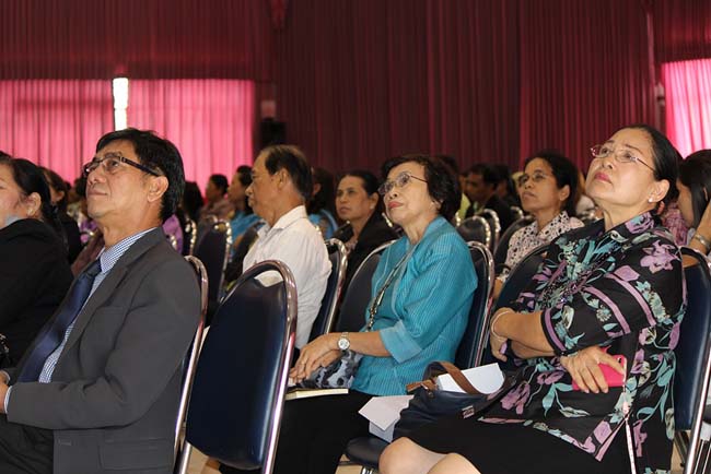 มหกรรมแลกเปลี่ยนเรียนรู้โครงการยกระดับคุณภาพครูทั้งระบบโดยใช้กระบวนการสร้างระบบพี่เลี้ยง ( Coaching and Mentoring ) วันศุกร์ที่ 11 ตุลาคม 2556 ณ มหาวิทยาลัยทักษิณ วิทยาเขตสงขลา ภาพที่ 274