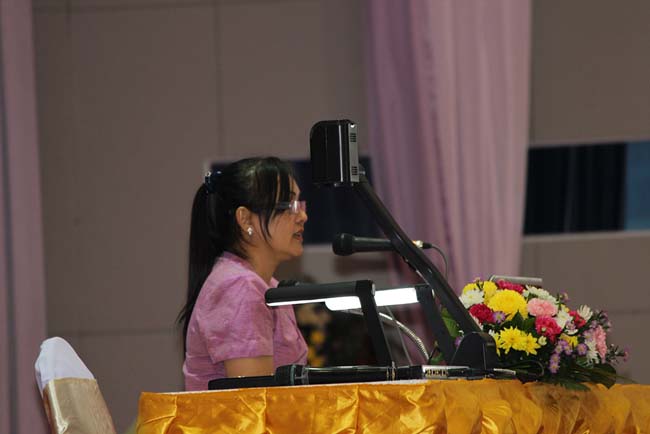 มหกรรมแลกเปลี่ยนเรียนรู้โครงการยกระดับคุณภาพครูทั้งระบบโดยใช้กระบวนการสร้างระบบพี่เลี้ยง ( Coaching and Mentoring ) วันศุกร์ที่ 11 ตุลาคม 2556 ณ มหาวิทยาลัยทักษิณ วิทยาเขตสงขลา ภาพที่ 279