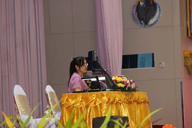 มหกรรมแลกเปลี่ยนเรียนรู้โครงการยกระดับคุณภาพครูทั้งระบบโดยใช้กระบวนการสร้างระบบพี่เลี้ยง ( Coaching and Mentoring ) วันศุกร์ที่ 11 ตุลาคม 2556 ณ มหาวิทยาลัยทักษิณ วิทยาเขตสงขลา ภาพที่ 281