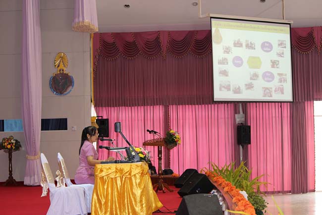 มหกรรมแลกเปลี่ยนเรียนรู้โครงการยกระดับคุณภาพครูทั้งระบบโดยใช้กระบวนการสร้างระบบพี่เลี้ยง ( Coaching and Mentoring ) วันศุกร์ที่ 11 ตุลาคม 2556 ณ มหาวิทยาลัยทักษิณ วิทยาเขตสงขลา ภาพที่ 282