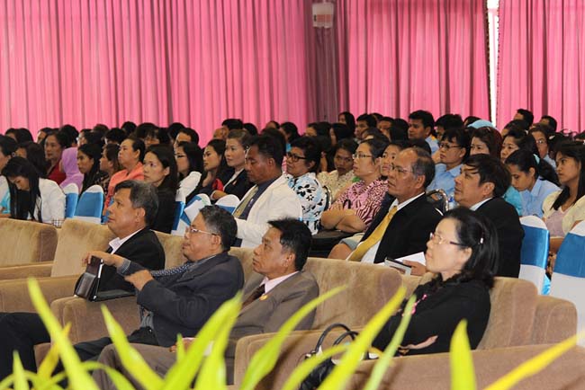 มหกรรมแลกเปลี่ยนเรียนรู้โครงการยกระดับคุณภาพครูทั้งระบบโดยใช้กระบวนการสร้างระบบพี่เลี้ยง ( Coaching and Mentoring ) วันศุกร์ที่ 11 ตุลาคม 2556 ณ มหาวิทยาลัยทักษิณ วิทยาเขตสงขลา ภาพที่ 284