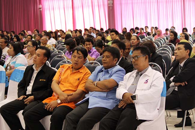 มหกรรมแลกเปลี่ยนเรียนรู้โครงการยกระดับคุณภาพครูทั้งระบบโดยใช้กระบวนการสร้างระบบพี่เลี้ยง ( Coaching and Mentoring ) วันศุกร์ที่ 11 ตุลาคม 2556 ณ มหาวิทยาลัยทักษิณ วิทยาเขตสงขลา ภาพที่ 286