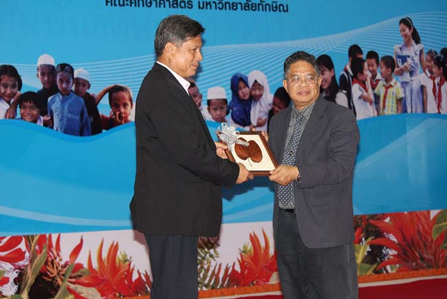 มหกรรมแลกเปลี่ยนเรียนรู้โครงการยกระดับคุณภาพครูทั้งระบบโดยใช้กระบวนการสร้างระบบพี่เลี้ยง ( Coaching and Mentoring ) วันศุกร์ที่ 11 ตุลาคม 2556 ณ มหาวิทยาลัยทักษิณ วิทยาเขตสงขลา ภาพที่ 320