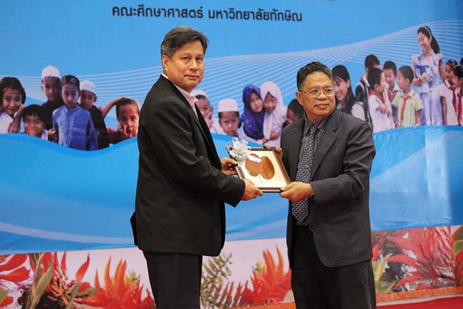 มหกรรมแลกเปลี่ยนเรียนรู้โครงการยกระดับคุณภาพครูทั้งระบบโดยใช้กระบวนการสร้างระบบพี่เลี้ยง ( Coaching and Mentoring ) วันศุกร์ที่ 11 ตุลาคม 2556 ณ มหาวิทยาลัยทักษิณ วิทยาเขตสงขลา ภาพที่ 321