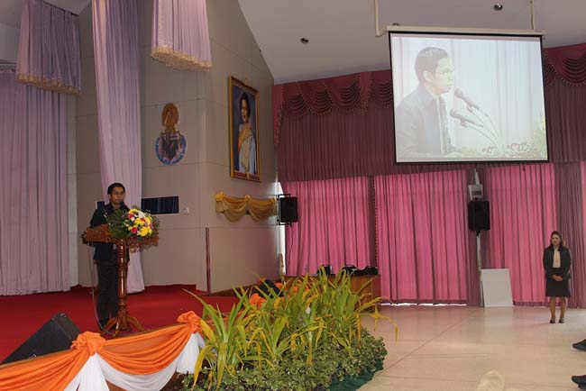 มหกรรมแลกเปลี่ยนเรียนรู้โครงการยกระดับคุณภาพครูทั้งระบบโดยใช้กระบวนการสร้างระบบพี่เลี้ยง ( Coaching and Mentoring ) วันศุกร์ที่ 11 ตุลาคม 2556 ณ มหาวิทยาลัยทักษิณ วิทยาเขตสงขลา ภาพที่ 326