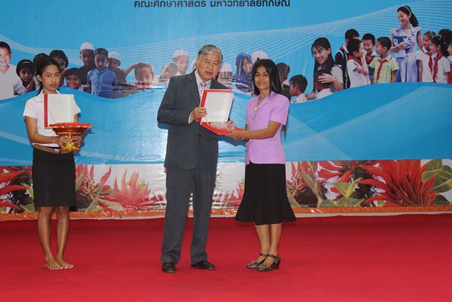 มหกรรมแลกเปลี่ยนเรียนรู้โครงการยกระดับคุณภาพครูทั้งระบบโดยใช้กระบวนการสร้างระบบพี่เลี้ยง ( Coaching and Mentoring ) วันศุกร์ที่ 11 ตุลาคม 2556 ณ มหาวิทยาลัยทักษิณ วิทยาเขตสงขลา ภาพที่ 332