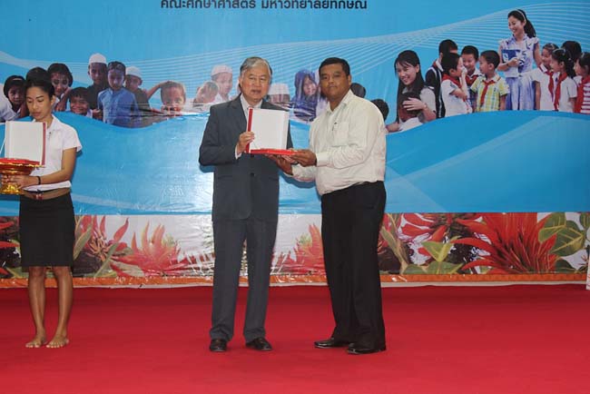 มหกรรมแลกเปลี่ยนเรียนรู้โครงการยกระดับคุณภาพครูทั้งระบบโดยใช้กระบวนการสร้างระบบพี่เลี้ยง ( Coaching and Mentoring ) วันศุกร์ที่ 11 ตุลาคม 2556 ณ มหาวิทยาลัยทักษิณ วิทยาเขตสงขลา ภาพที่ 335