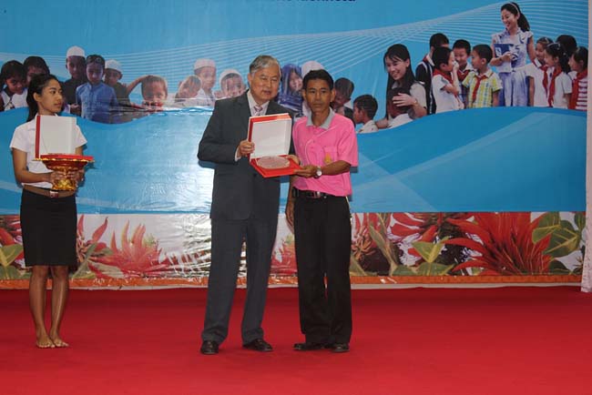 มหกรรมแลกเปลี่ยนเรียนรู้โครงการยกระดับคุณภาพครูทั้งระบบโดยใช้กระบวนการสร้างระบบพี่เลี้ยง ( Coaching and Mentoring ) วันศุกร์ที่ 11 ตุลาคม 2556 ณ มหาวิทยาลัยทักษิณ วิทยาเขตสงขลา ภาพที่ 336