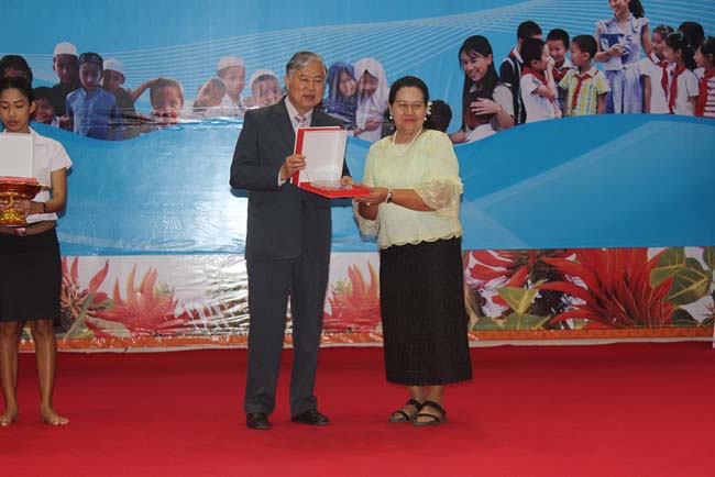 มหกรรมแลกเปลี่ยนเรียนรู้โครงการยกระดับคุณภาพครูทั้งระบบโดยใช้กระบวนการสร้างระบบพี่เลี้ยง ( Coaching and Mentoring ) วันศุกร์ที่ 11 ตุลาคม 2556 ณ มหาวิทยาลัยทักษิณ วิทยาเขตสงขลา ภาพที่ 337