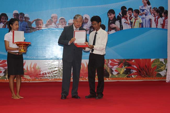 มหกรรมแลกเปลี่ยนเรียนรู้โครงการยกระดับคุณภาพครูทั้งระบบโดยใช้กระบวนการสร้างระบบพี่เลี้ยง ( Coaching and Mentoring ) วันศุกร์ที่ 11 ตุลาคม 2556 ณ มหาวิทยาลัยทักษิณ วิทยาเขตสงขลา ภาพที่ 338