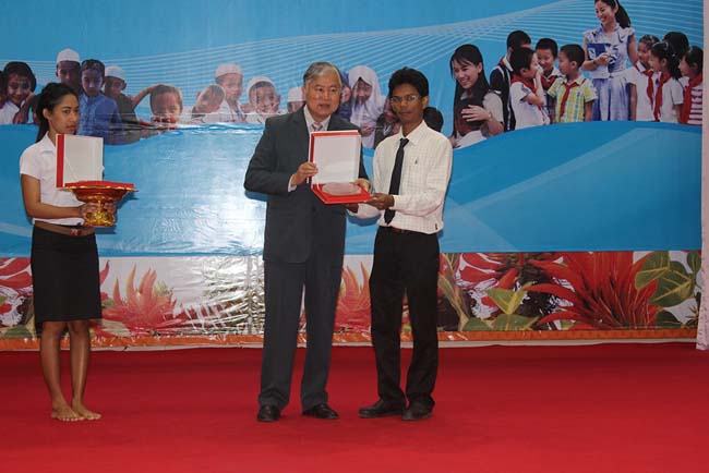 มหกรรมแลกเปลี่ยนเรียนรู้โครงการยกระดับคุณภาพครูทั้งระบบโดยใช้กระบวนการสร้างระบบพี่เลี้ยง ( Coaching and Mentoring ) วันศุกร์ที่ 11 ตุลาคม 2556 ณ มหาวิทยาลัยทักษิณ วิทยาเขตสงขลา ภาพที่ 339