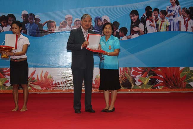 มหกรรมแลกเปลี่ยนเรียนรู้โครงการยกระดับคุณภาพครูทั้งระบบโดยใช้กระบวนการสร้างระบบพี่เลี้ยง ( Coaching and Mentoring ) วันศุกร์ที่ 11 ตุลาคม 2556 ณ มหาวิทยาลัยทักษิณ วิทยาเขตสงขลา ภาพที่ 340