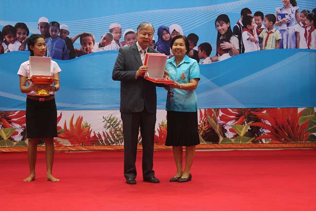 มหกรรมแลกเปลี่ยนเรียนรู้โครงการยกระดับคุณภาพครูทั้งระบบโดยใช้กระบวนการสร้างระบบพี่เลี้ยง ( Coaching and Mentoring ) วันศุกร์ที่ 11 ตุลาคม 2556 ณ มหาวิทยาลัยทักษิณ วิทยาเขตสงขลา ภาพที่ 341
