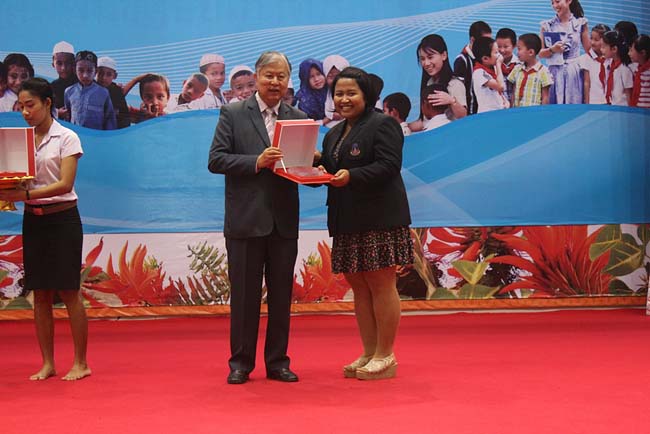 มหกรรมแลกเปลี่ยนเรียนรู้โครงการยกระดับคุณภาพครูทั้งระบบโดยใช้กระบวนการสร้างระบบพี่เลี้ยง ( Coaching and Mentoring ) วันศุกร์ที่ 11 ตุลาคม 2556 ณ มหาวิทยาลัยทักษิณ วิทยาเขตสงขลา ภาพที่ 343