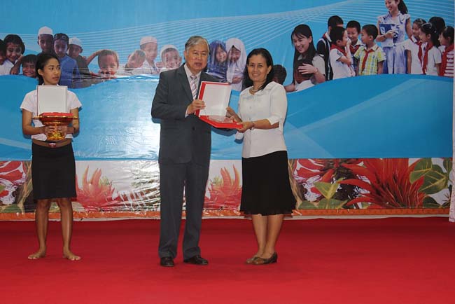 มหกรรมแลกเปลี่ยนเรียนรู้โครงการยกระดับคุณภาพครูทั้งระบบโดยใช้กระบวนการสร้างระบบพี่เลี้ยง ( Coaching and Mentoring ) วันศุกร์ที่ 11 ตุลาคม 2556 ณ มหาวิทยาลัยทักษิณ วิทยาเขตสงขลา ภาพที่ 345