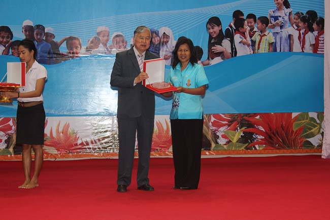 มหกรรมแลกเปลี่ยนเรียนรู้โครงการยกระดับคุณภาพครูทั้งระบบโดยใช้กระบวนการสร้างระบบพี่เลี้ยง ( Coaching and Mentoring ) วันศุกร์ที่ 11 ตุลาคม 2556 ณ มหาวิทยาลัยทักษิณ วิทยาเขตสงขลา ภาพที่ 346